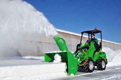Мінітрактор для збирання снігу: техніка, корисна взимку