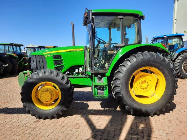 Трактор John Deere 6110B